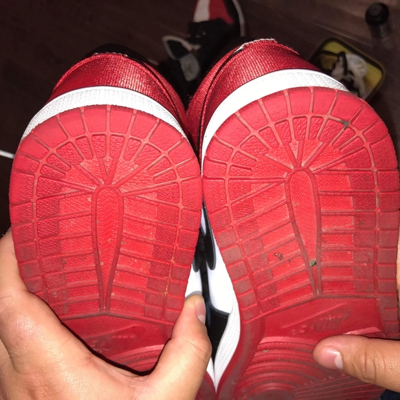 Jordan 1 Satin black toes - Picture 4 of 4